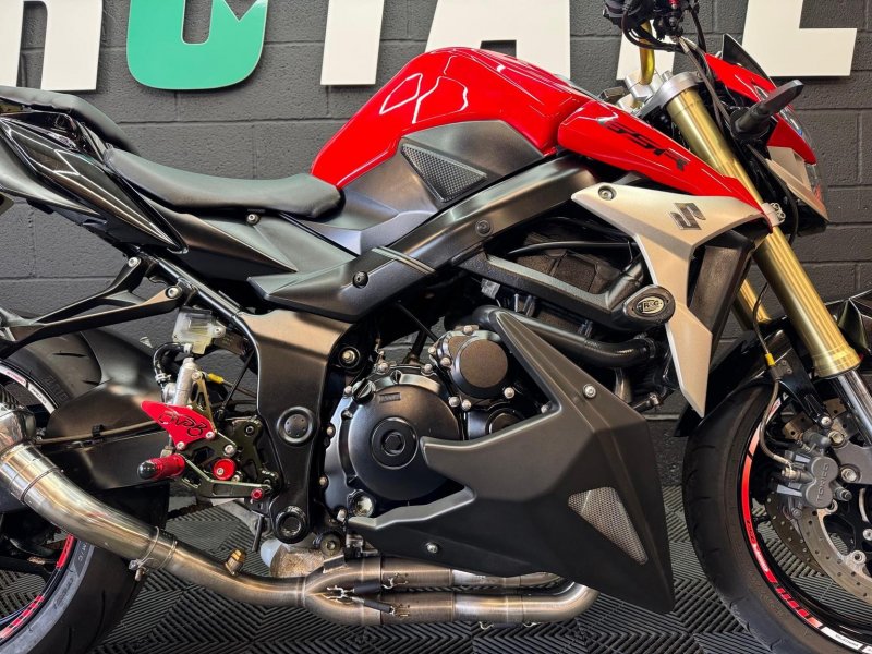 SUZUKI GSR750