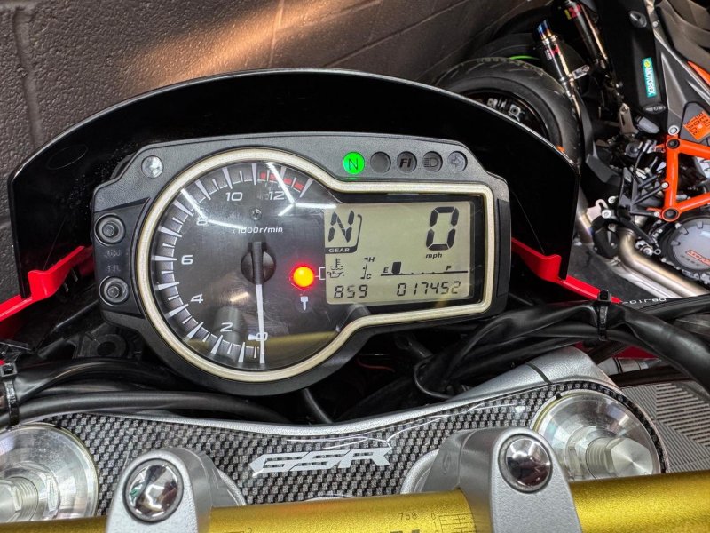 SUZUKI GSR750