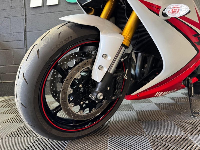 YAMAHA R1