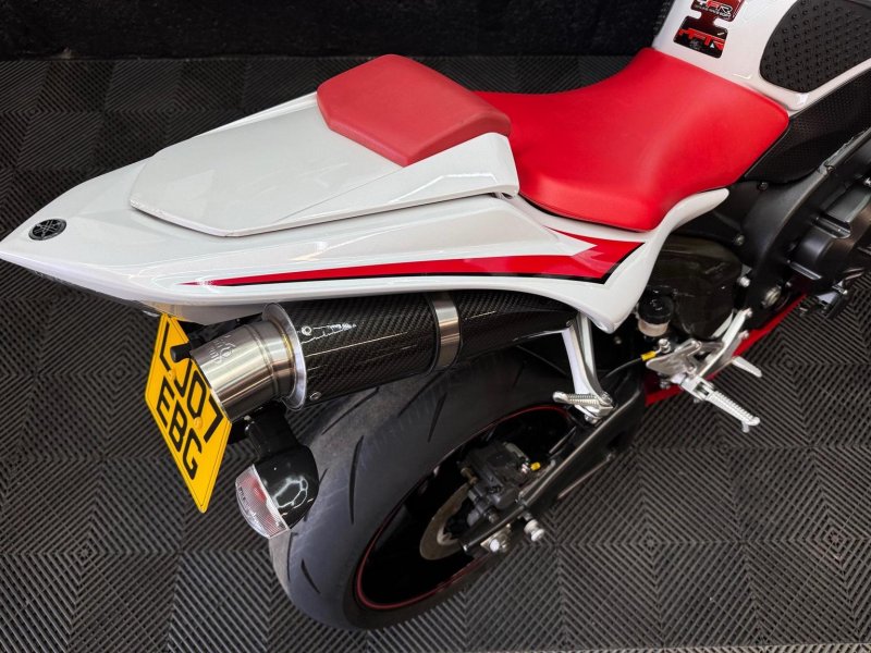 YAMAHA R1