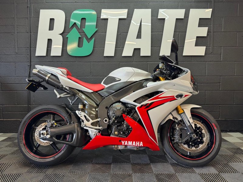 YAMAHA R1