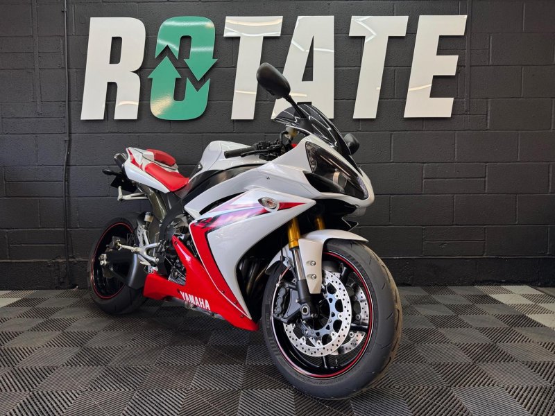 YAMAHA R1