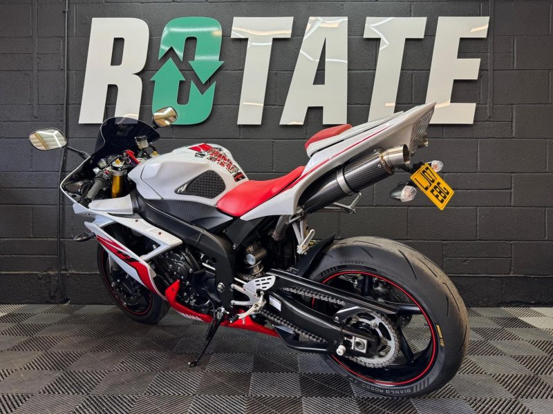 YAMAHA R1
