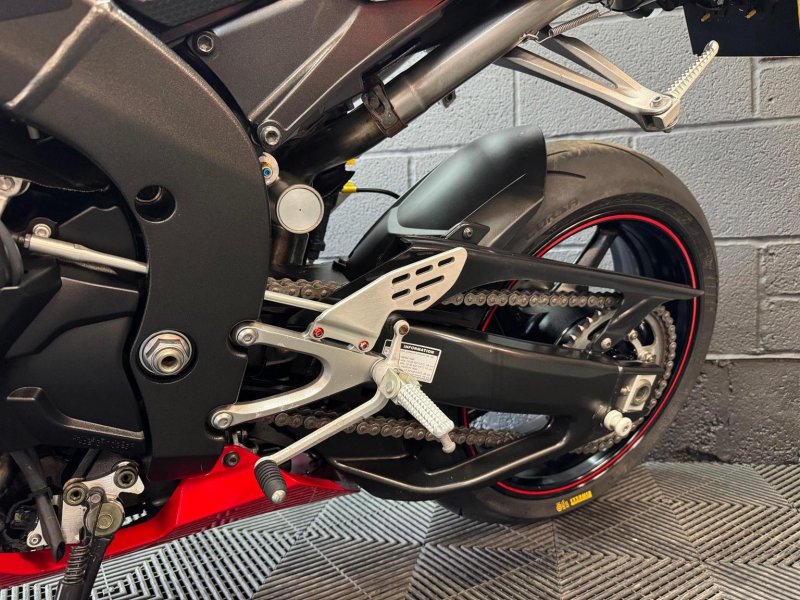 YAMAHA R1