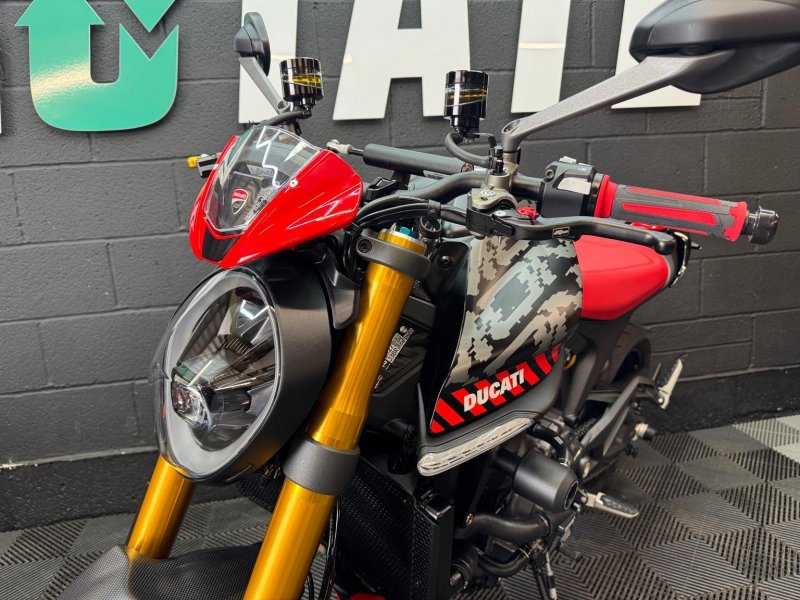 DUCATI Monster