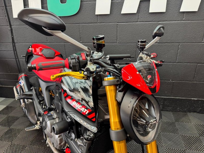 DUCATI Monster