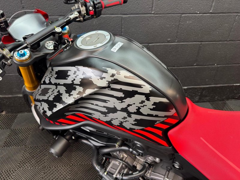 DUCATI Monster