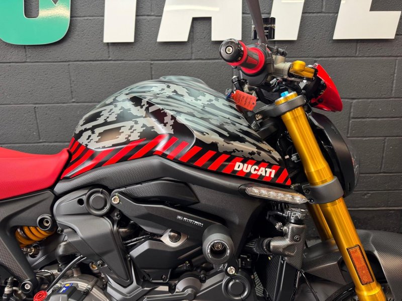 DUCATI Monster