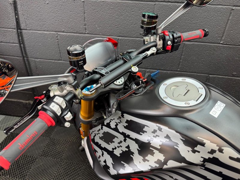 DUCATI Monster