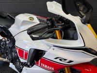 YAMAHA R1