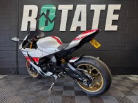 YAMAHA R1