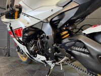 YAMAHA R1