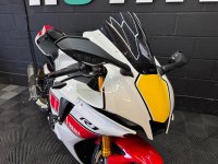 YAMAHA R1
