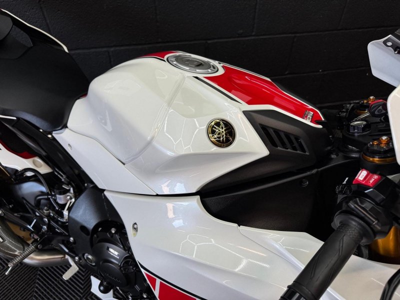 YAMAHA R1