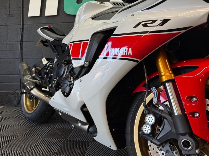 YAMAHA R1