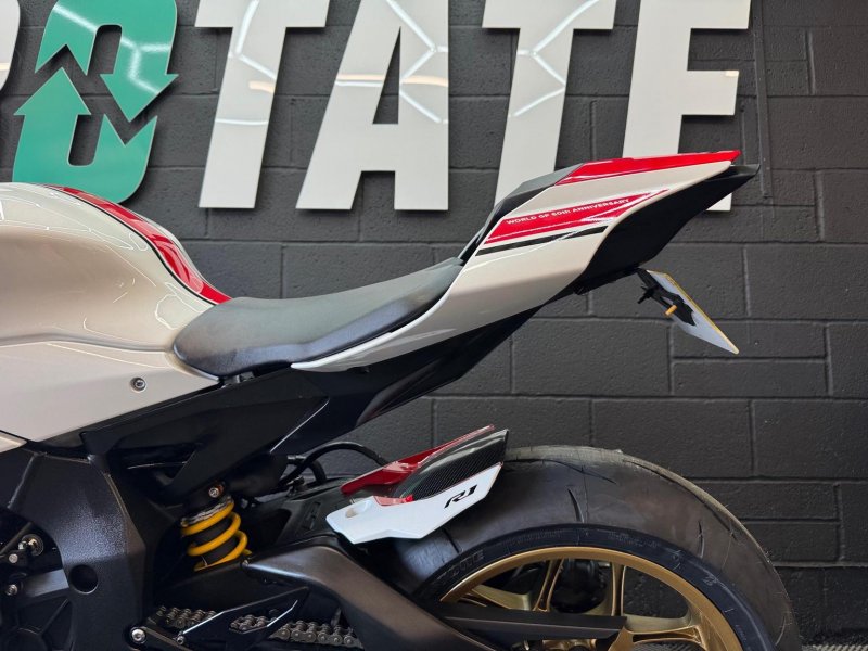 YAMAHA R1