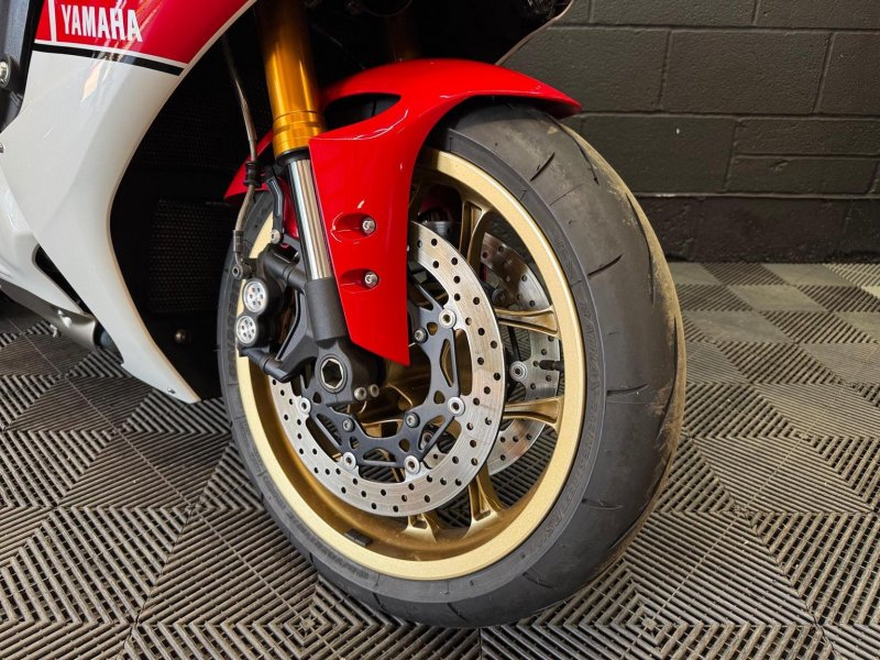YAMAHA R1