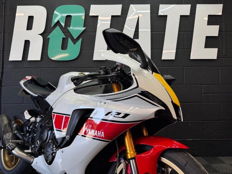 YAMAHA R1