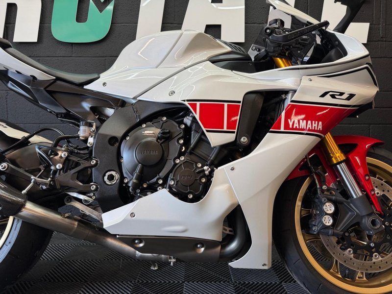 YAMAHA R1