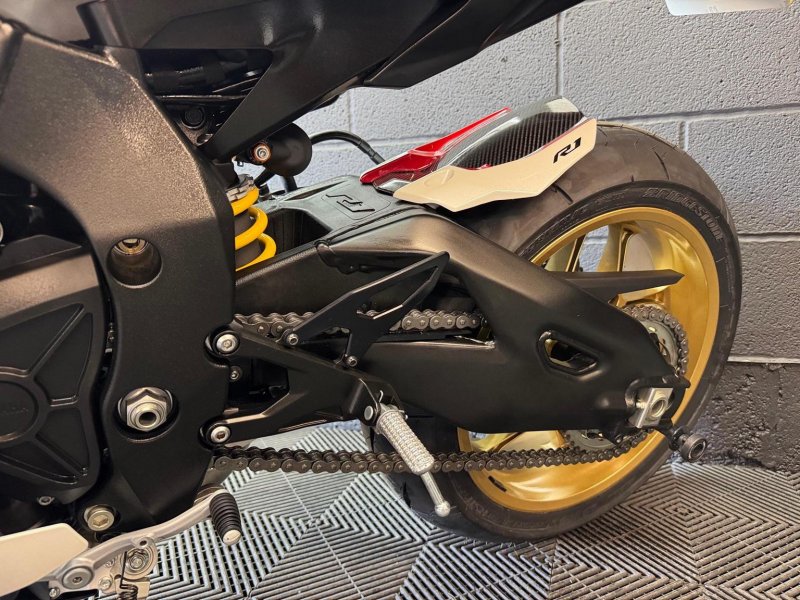 YAMAHA R1