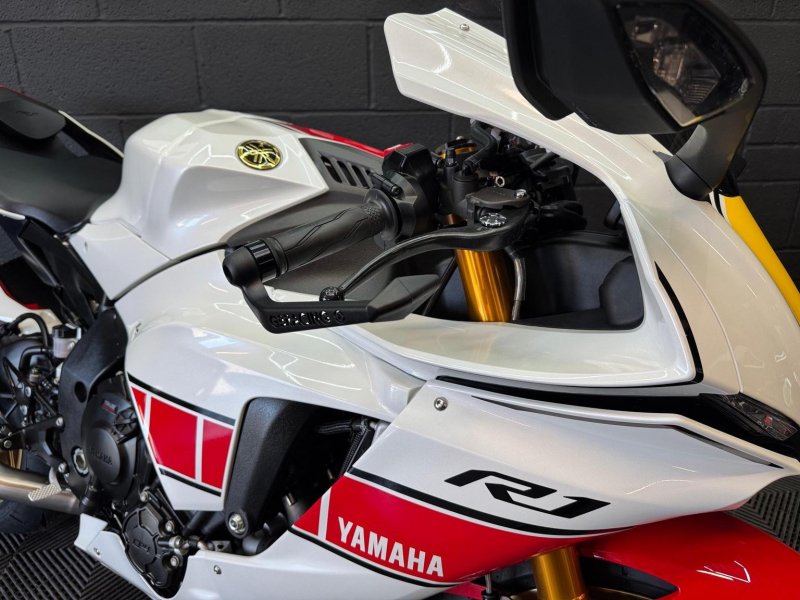 YAMAHA R1
