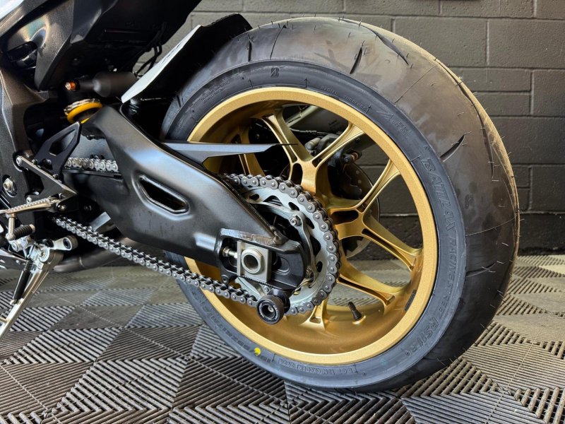 YAMAHA R1