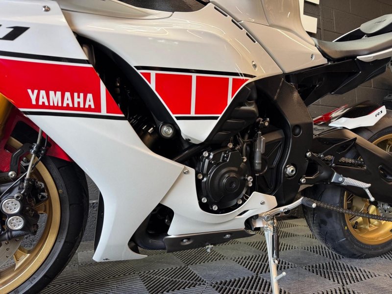 YAMAHA R1