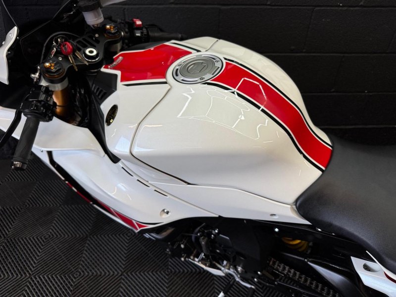 YAMAHA R1