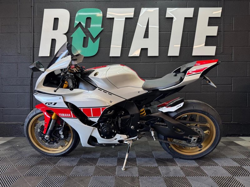 YAMAHA R1