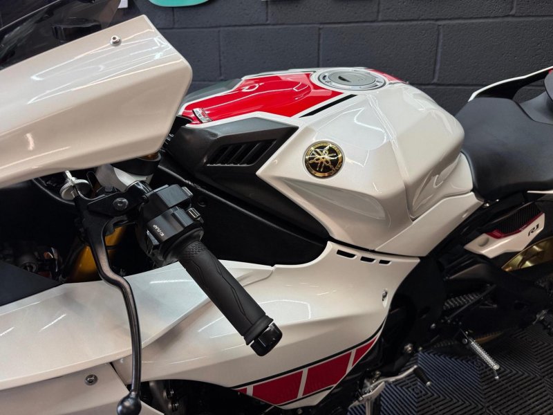 YAMAHA R1