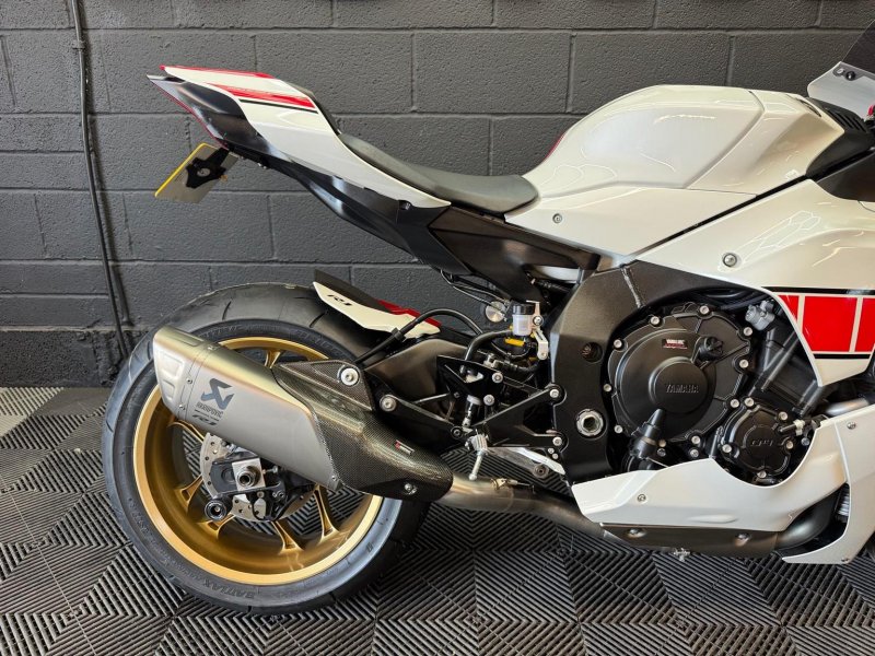 YAMAHA R1