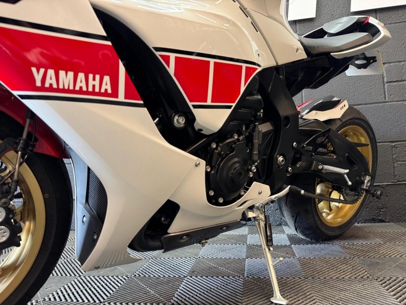 YAMAHA R1
