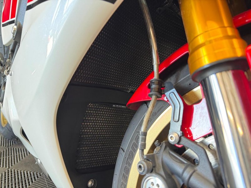 YAMAHA R1