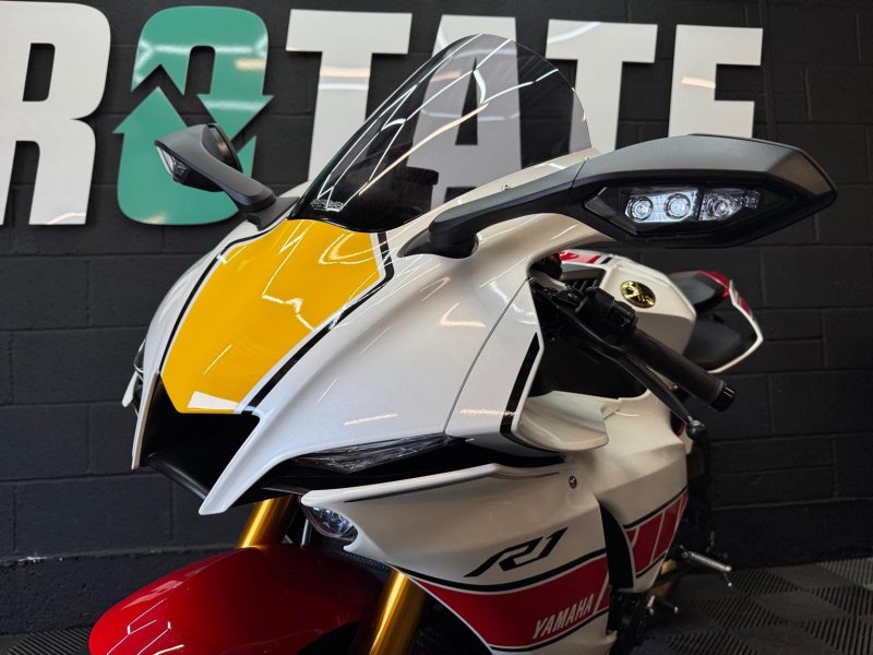 YAMAHA R1