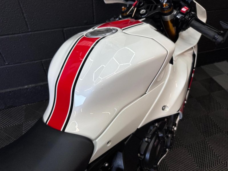 YAMAHA R1