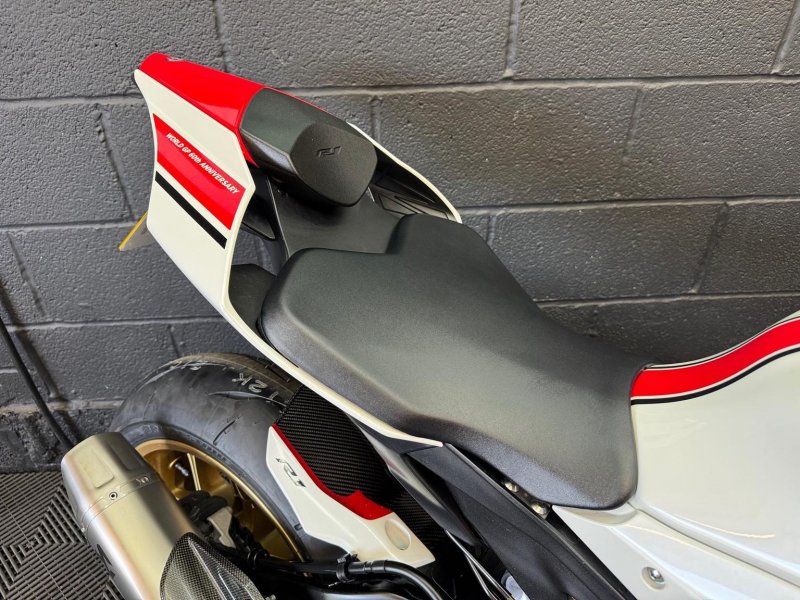 YAMAHA R1