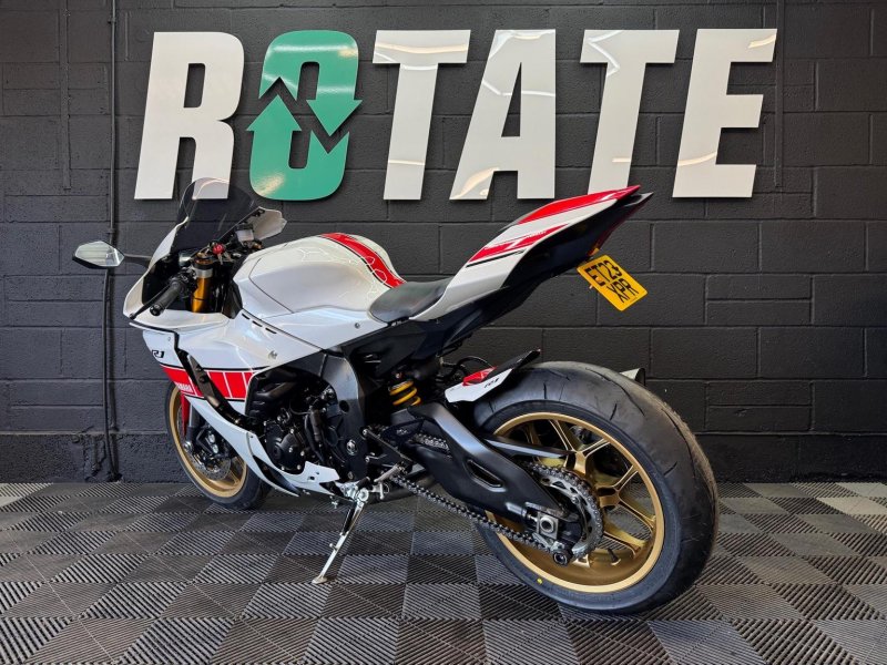 YAMAHA R1