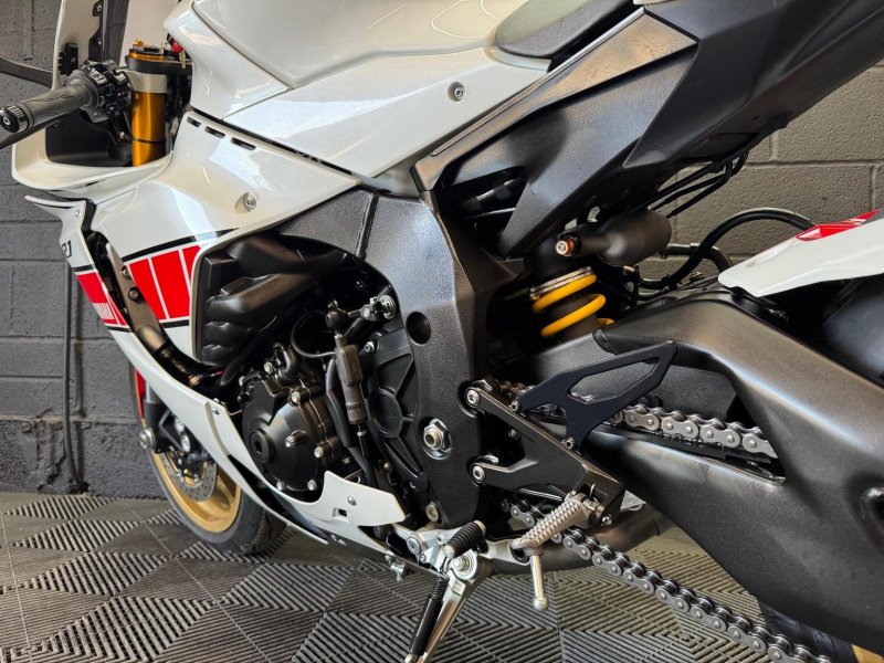 YAMAHA R1