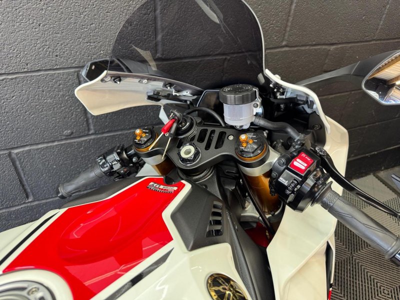 YAMAHA R1