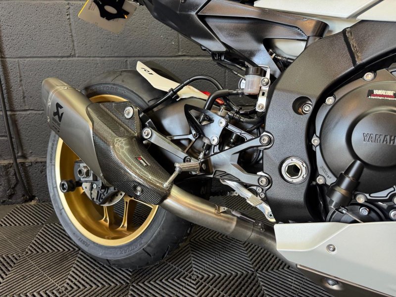 YAMAHA R1