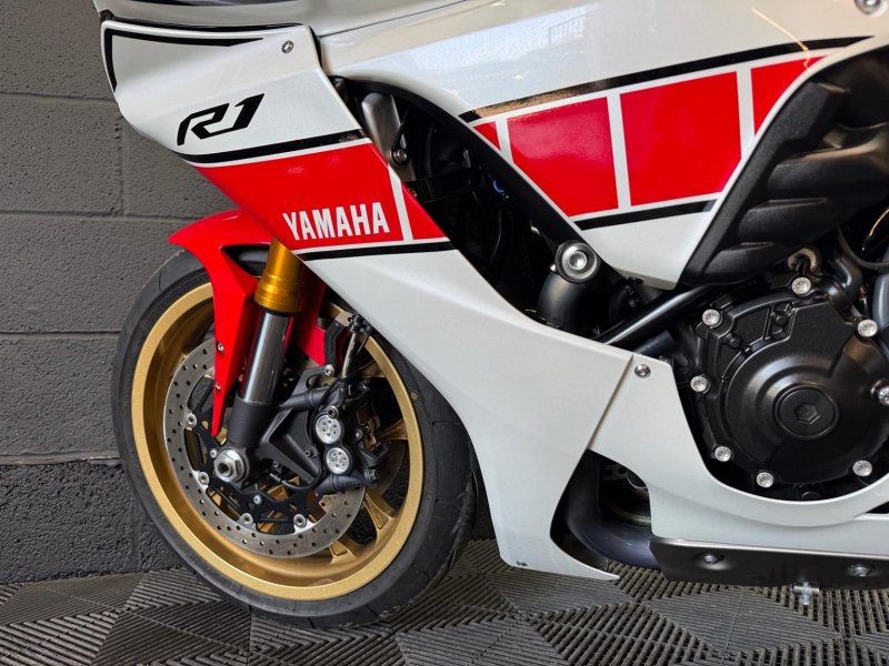 YAMAHA R1