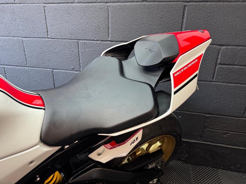 YAMAHA R1