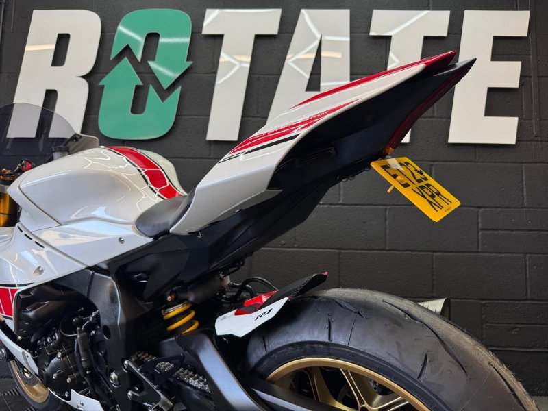 YAMAHA R1