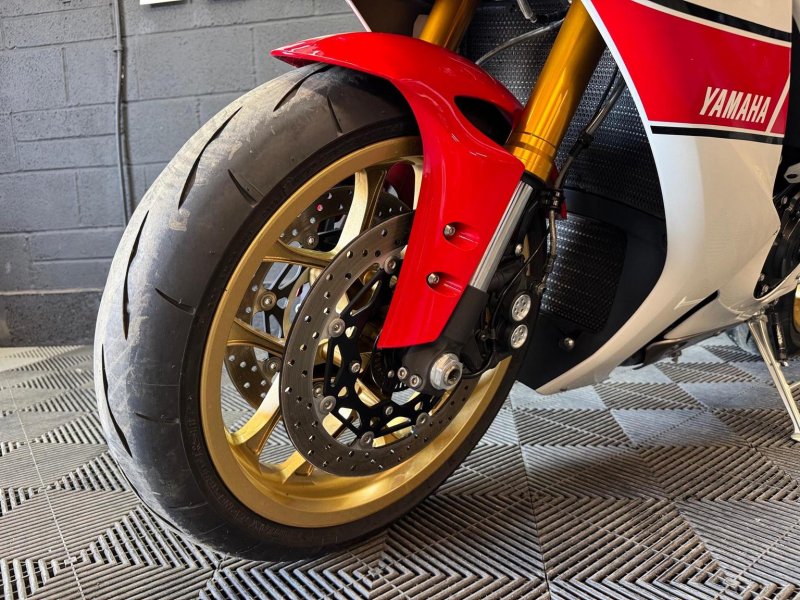 YAMAHA R1