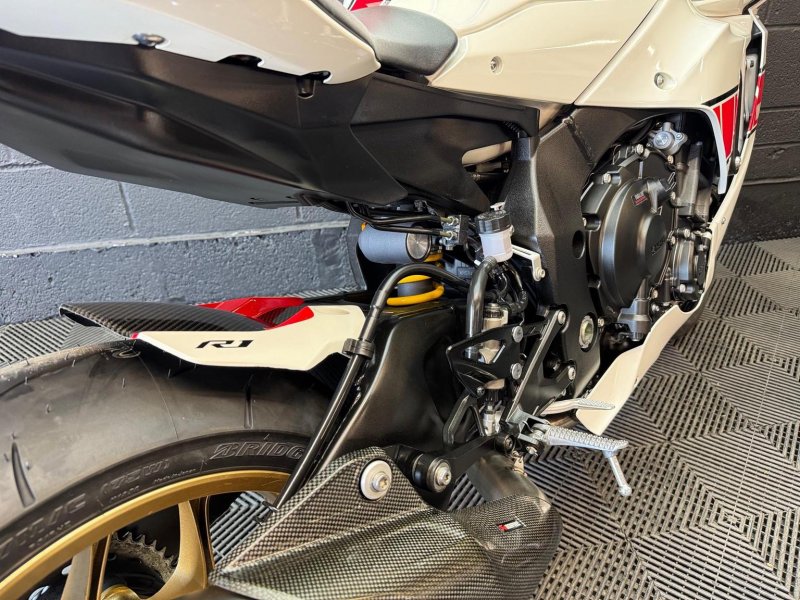 YAMAHA R1