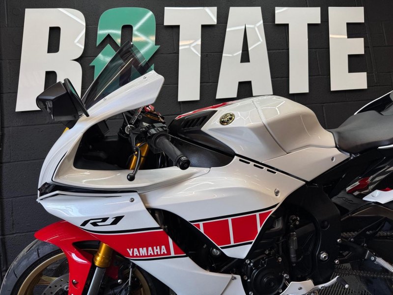 YAMAHA R1