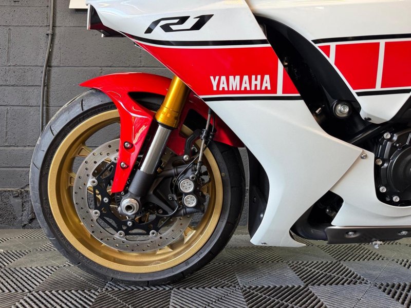 YAMAHA R1