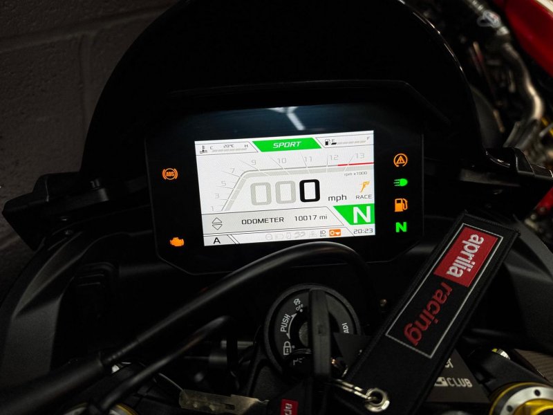 APRILIA Tuono 1100 V4