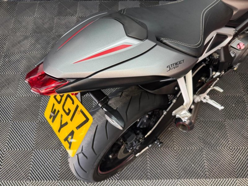 TRIUMPH STREET TRIPLE 765