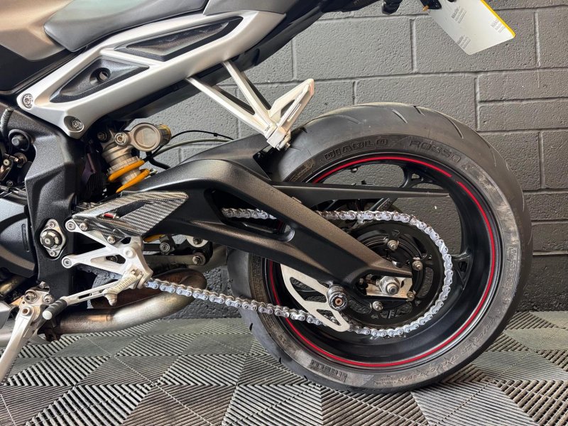 TRIUMPH STREET TRIPLE 765